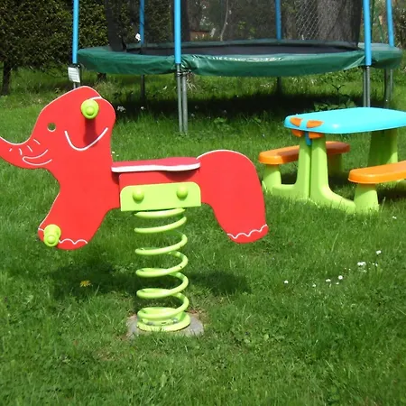 Ferienhaus-mit-terrasse-und-grossem-garten